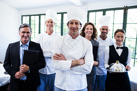 欢乐餐饮团队在餐厅里站在一起经理同事女士菜单快乐职业男性服务服务器领导图片