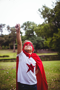 穿着超级英雄服装的女孩红毯子混血蒙面快乐乐趣斗篷英雄微笑想像力俏皮图片