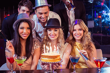 庆祝生日的朋友们欢庆快乐微笑女性蛋糕情调俱乐部酒吧男人茶点酒精庆典图片