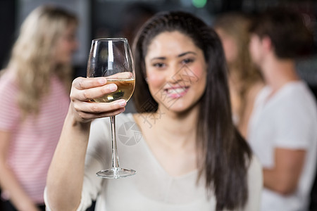 和朋友喝杯红酒的笑脸女孩微笑欢呼酒精混血庆典男人酒杯男性干杯玻璃图片