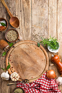 烹饪背景 木制餐桌上有空切菜板和香料团体菜单木板香气食谱叶子胡椒草本植物调味品勺子图片