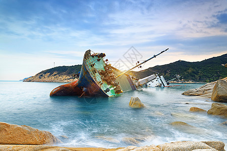 弃弃弃的货船沉船或残骸天空支撑旅行日落灾难波浪海岸运输风暴木头图片