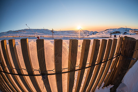 滑雪公园日落假期蓝色运动娱乐空气衣服季节旅行滑雪板竞赛图片