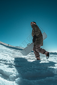 滑雪运动员在蓝天上行走森林男人天空登山者风景远足地形滑雪板天气旅行图片