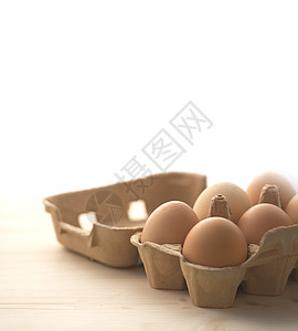 圆形和白色背景上的鸡蛋背景图片