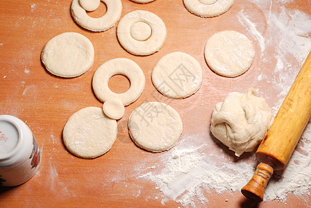 糕点厨师准备面团的甜甜圈面粉男人烹饪面包食物酵母美食擀面杖杯子工作图片
