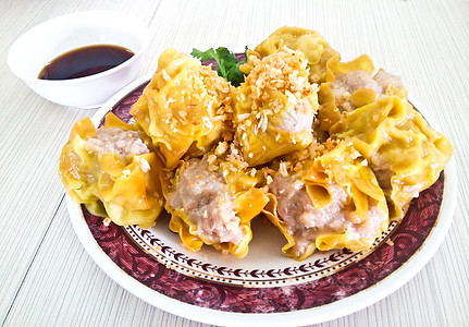 中国蒸汽猪叉子猪肉水饺饺子食物午餐美食餐厅盘子图片