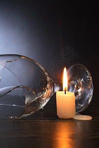 火焰和玻璃碎片高脚杯蜡烛裂缝酒杯丑闻对象餐具争议灾难背景图片