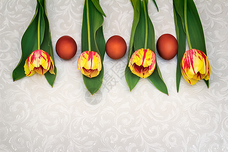 三个复活节鸡蛋和郁金香庆典传统宗教装饰品季节性礼物花朵绿色季节信仰图片