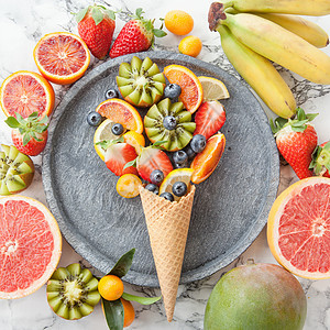 冰淇淋和新鲜水果柠檬柚子甜筒橙子血橙生产大理石奇异果香蕉维生素图片
