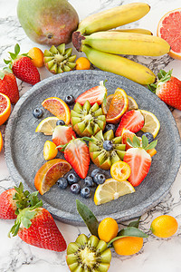 丰富多彩的水果沙拉柚子生产石头大理石盘子柠檬食物血橙营养奇异果图片