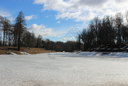 卡平池塘 布满冰融化 在春季加特契纳公园图片