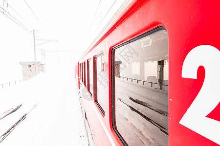 雪中火车白色车皮运输天气铁路冻结红色机车风暴旅游图片