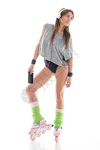 滚动滑板中的年轻女性口角绑腿活动女士丝袜耳机轮滑幸福短袜休闲图片