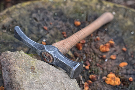 手做铁铁铁锤 安放在树桩上锤子金属乐器工具铁匠罢工维修金工工作图片