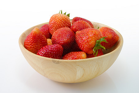 木碗中的新鲜草莓 白底隔离于白底饮食种子叶子甜点水果浆果宏观团体食物木头背景图片