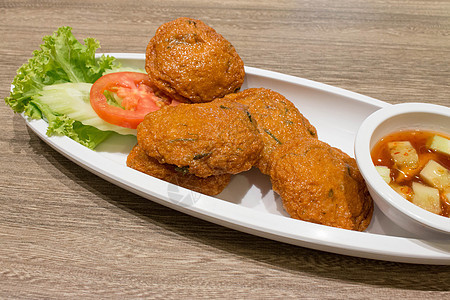 泰国油炸鱼粉球 泰国风格鱼饼辣椒烹饪海鲜美食文化食物香料馅饼黄瓜盘子图片