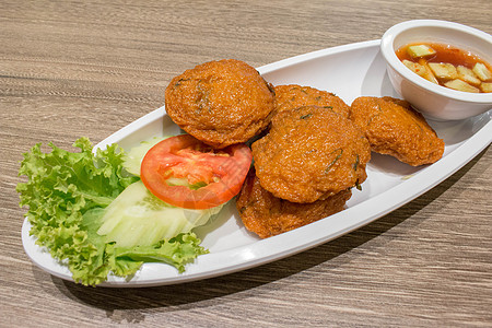 泰国油炸鱼粉球 泰国风格鱼饼蛋糕菜单辣椒文化馅饼海鲜小吃沙拉午餐食物图片