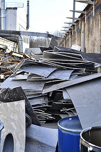 金属废料生产储存黄色工业冲压灰色贮存环境仓库材料回收刨花图片