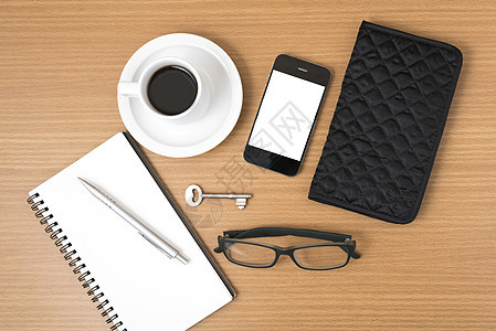 带纸条 钥匙 眼镜和钱包的咖啡和电话商业杯子文档办公室地面木头桌子图片