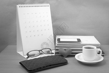 桌面 带电话的咖啡 书本堆叠 wallet heart 眼镜笔记本商业杯子工作职场文档日历电脑办公室记事本图片