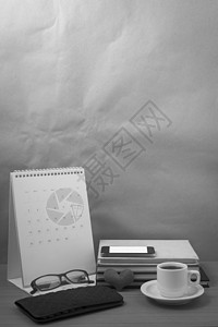 桌面 带电话的咖啡 书本堆叠 wallet heart 眼镜杯子工作空白商业文档电脑笔记本木头办公室日历图片