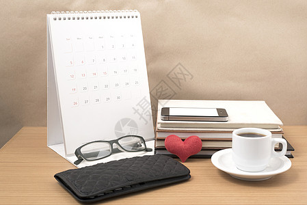桌面 带电话的咖啡 书本堆叠 wallet heart 眼镜电脑笔记本日历职场商业记事本空白办公室笔记杯子图片
