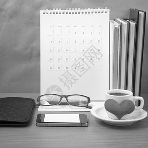 桌面 带电话的咖啡 书本堆叠 wallet heart 眼镜电脑木头职场办公室桌子杯子工作日历空白笔记图片