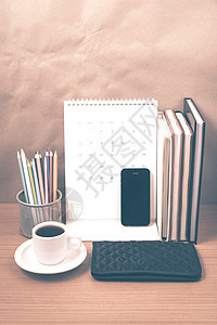 办公桌 咖啡 配有电话 wallet 日历 彩色铅笔盒工作办公室桌子电脑笔记记事本杯子笔记本空白桌面背景图片