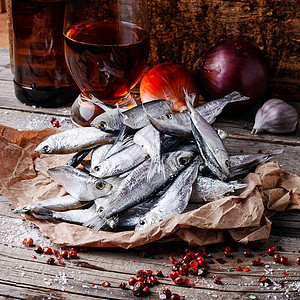 干白酒沙袋饮料鲱鱼盐渍乡村传统酒吧海鲜玻璃胡椒美食图片