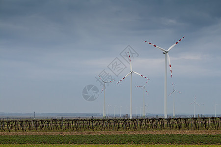 在阴云的清晨 田地和风力涡轮机创新来源场地风车绿色技术生产环境天空旋转图片