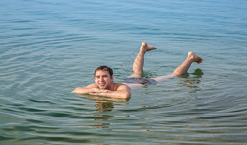 约旦死海漂浮着的人图片