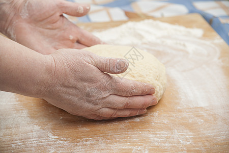 披萨圆珠球桌子木头酵母面包馅饼烘烤滚动食物食谱美食图片