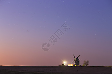 春夜星光闪耀的旧风车图片