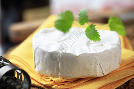 软白奶酪黄色芳香白色木头美味美食果皮奶油状模具食物图片