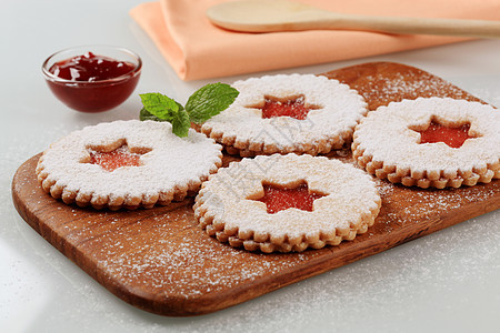 Jam 短面包饼干小吃糕点砧板红色糖霜食物甜点糖粉背景图片