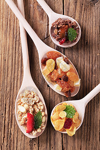 早餐谷物和干果菠萝汤匙小吃高架葡萄干巧克力坚果健康饮食营养食物图片