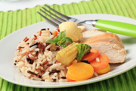 混合大米和蔬菜的鸡肉黄油鱼片伴奏库存饮食吃饭盘子粮食小菜营养图片