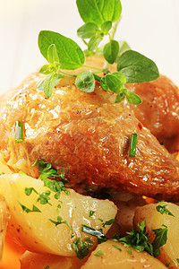 烤鸡和土豆香菜盘子韭菜库存草本植物午餐食物蔬菜图片