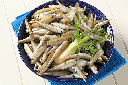 一碗新鲜的鱼鳀鱼鲱鱼团体营养茴香食物蓝色海鲜银鱼图片