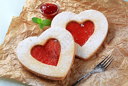 草莓酱饼干心形饼干糖霜甜点食物红色醋栗糖粉小吃糕点背景