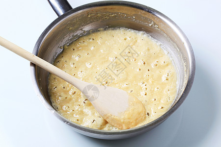正在准备 bechamel黄油食材勺子平底锅面粉食物烹饪工作室混合物图片