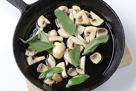 炒蘑菇烹饪平底锅智者食物草本植物树叶煎锅食材图片