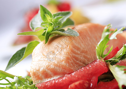 配有沙拉绿色和红橙色沙拉的鲑鱼片青菜美食食物水果小吃红色鱼片柚子主菜营养图片