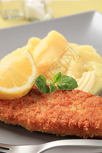 带马铃薯泥的炸鱼食物柠檬黄油午餐面包屑鳕鱼鱼片油炸盘子白鱼图片