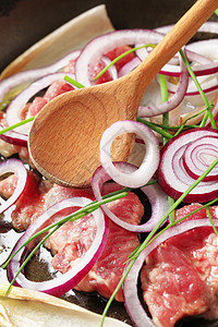 煎猪肉和洋葱平底锅韭菜烹饪食材油炸勺子烘烤蔬菜图片