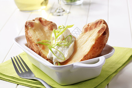 将马铃薯和奶油奶酪减半奶制品库存静物午餐餐巾绿色小吃食物美味土豆图片
