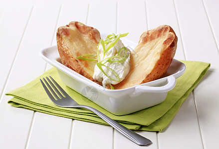 将马铃薯和奶油奶酪减半餐巾食物静物小吃土豆午餐库存绿色奶制品美味图片