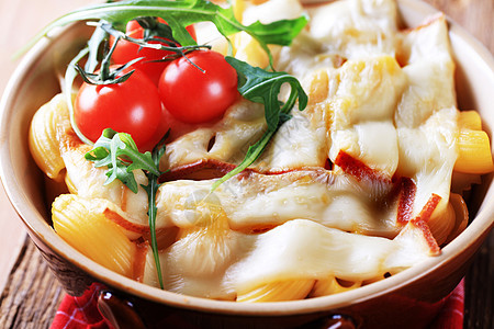 带奶酪的马卡罗尼沙锅食物吃饭烟熏陶器午餐图片