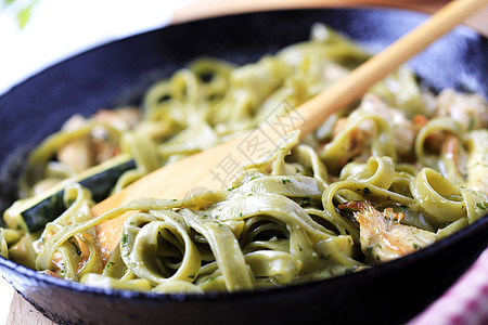 准备面食盘煎锅奶油食谱平底锅食材菠菜烹饪库存面条午餐图片